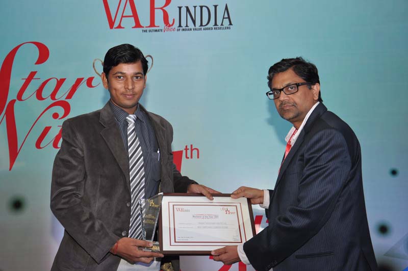 Mr.Deepak Chanduka,G.M.-MTNL giving away award to Netgear